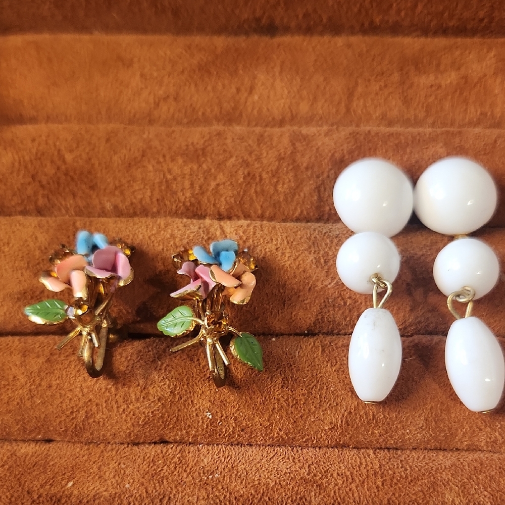 Vintage | Hand-Painted Floral Screw-On & White Bangle Resin Earrings
